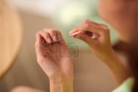 Téléchargez les photos : Mains d'adolescentes classant des ongles avec une lime en métal - en image libre de droit
