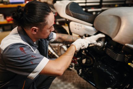 Foto de Mecánica de fijación de la motocicleta rota del cliente - Imagen libre de derechos