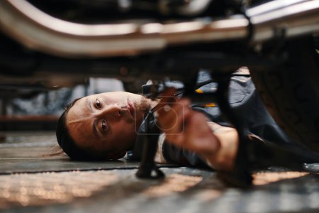 Foto de Mecánico cambiando los detalles de la motocicleta rota en su garaje - Imagen libre de derechos