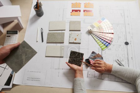 Foto de Arquitecto e interiorista discutiendo azulejo de piso y paredes de color para proyecto - Imagen libre de derechos