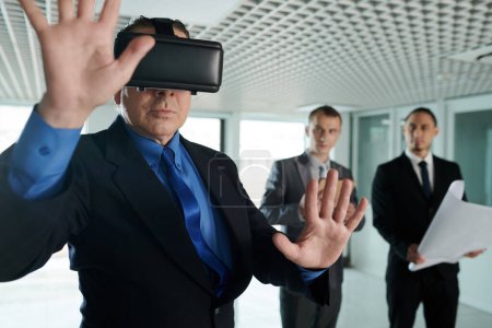 Foto de Inversor en gafas de realidad virtual probando nuevo producto - Imagen libre de derechos