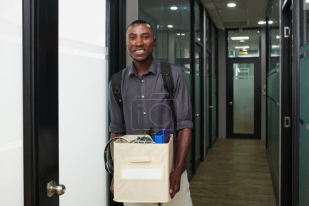 Téléchargez les photos : Portrait de heureux heureux nouvel employé de l'entreprise boîte de détention de ses biens - en image libre de droit