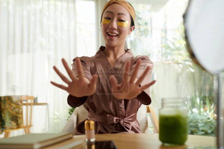 Foto de Mujer joven emocionada mirando su manicura fresca - Imagen libre de derechos