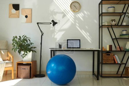 Foto de Oficina en casa del desarrollador de software freelancer con pelota de fitness en lugar de silla - Imagen libre de derechos