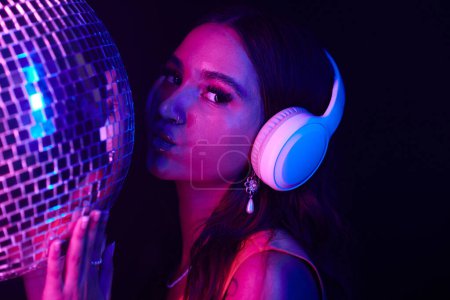 Téléchargez les photos : Discothèque DJ dans casque embrasser boule disco - en image libre de droit