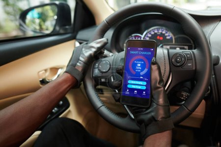 Téléchargez les photos : Mains de chauffeur de taxi vérifier application de chargeur intelligent sur smartphone - en image libre de droit