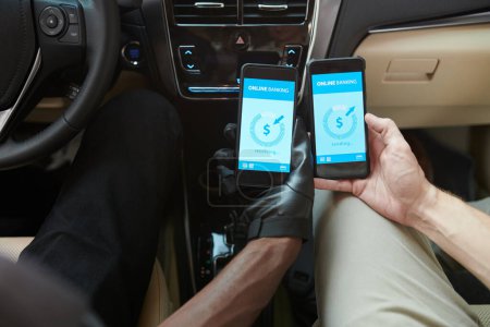 Téléchargez les photos : Les passagers envoient des conseils au chauffeur de taxi via une application bancaire sur smartphone - en image libre de droit