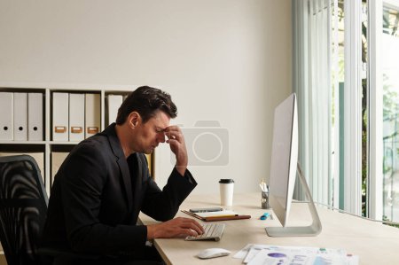 Téléchargez les photos : Homme d'affaires se sentant embarrassé après avoir fait erreur dans un projet important - en image libre de droit