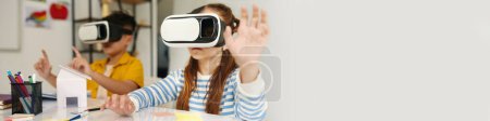 Téléchargez les photos : Des écoliers portant des écouteurs de réalité virtuelle pendant leurs études en classe - en image libre de droit