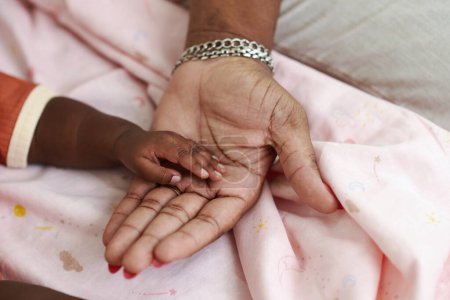 Foto de Imagen de primer plano de la madre sosteniendo la pequeña mano del bebé recién nacido - Imagen libre de derechos