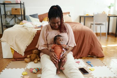 Foto de Feliz madre jugando con su hijo en casa en el dormitorio - Imagen libre de derechos