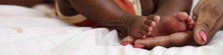 Foto de Cabecera con madre tocando los pies del bebé recién nacido - Imagen libre de derechos