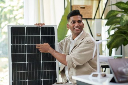 Foto de Hombre indio sonriente explicando cómo funciona el panel solar - Imagen libre de derechos