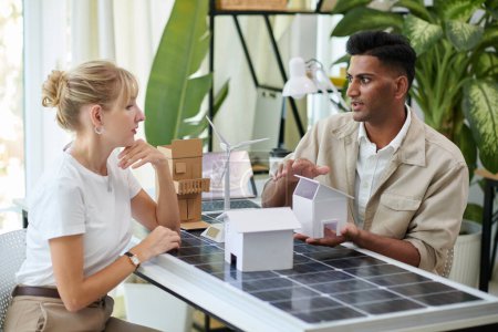 Téléchargez les photos : Propriétaire de maison visitant le bureau de la société vendant des panneaux solaires pour obtenir la consultation - en image libre de droit