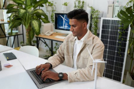 Foto de Ingeniero de energía sostenible trabajando en computadora en escritorio de oficina - Imagen libre de derechos