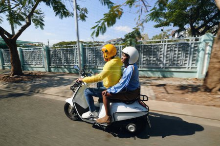 Téléchargez les photos : Chauffeur de taxi moto équitation avec passager - en image libre de droit