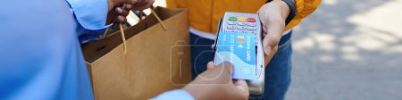 Foto de Banner web con el cliente pagando por la entrega de alimentos con tarjetas de crédito - Imagen libre de derechos