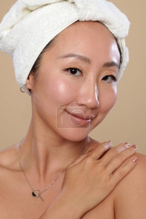 Retrato de mujer sonriente con piel hidratada suave después del baño