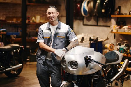 Foto de Retrato del propietario del taller de reparación de motocicletas seguro positivo - Imagen libre de derechos