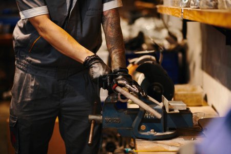 Foto de Afilado mecánico bordes de detalle en el taller de reparación de bancos de trabajo - Imagen libre de derechos