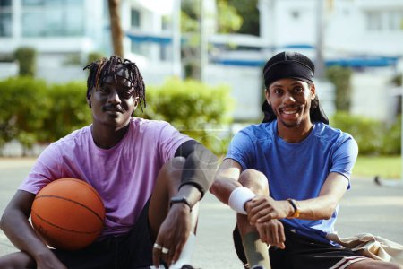 Téléchargez les photos : Joueurs de streetball joyeux se reposant après le match - en image libre de droit