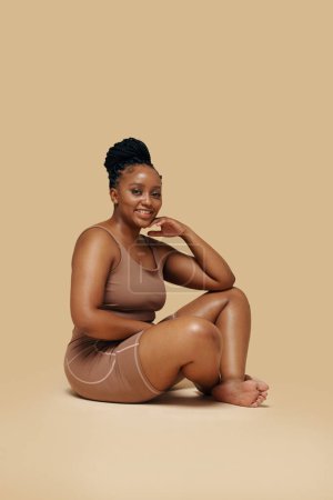 Foto de Estudio retrato de sonriente curvilínea mujer negra en forma de - Imagen libre de derechos