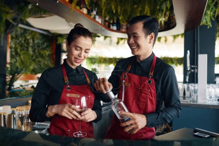 Téléchargez les photos : Des barmans préparant des boissons alcoolisées pour les clients du restaurant - en image libre de droit