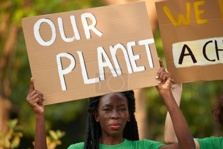 Foto de Activista ambiental con pancarta hecha a mano asistiendo a la protesta - Imagen libre de derechos