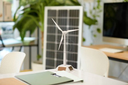 Foto de Modelo de turbina eólica sobre mesa en la oficina de la compañía de energía renovable - Imagen libre de derechos