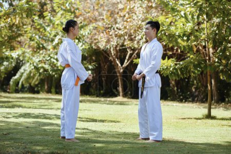 Taekwondo-Sparringspartner schauen sich vor Kampf an