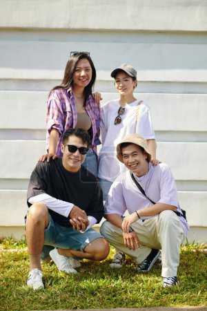 Téléchargez les photos : Groupe de jeunes hommes et femmes vietnamiens posant à l'extérieur - en image libre de droit