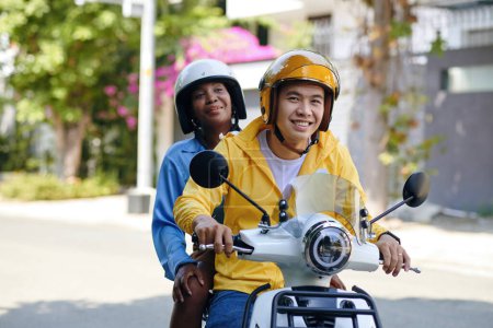 Foto de Retrato del hombre vietnamita sonriente trabajando como conductor de taxi de moto - Imagen libre de derechos