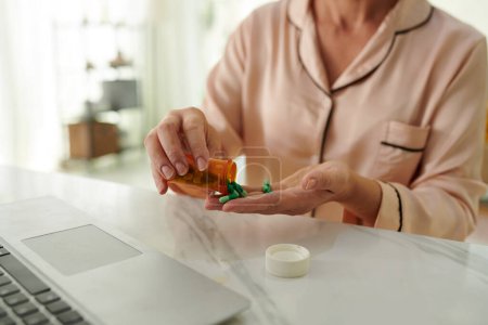 Téléchargez les photos : Femme malade prenant des analgésiques tous les jours - en image libre de droit