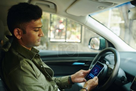 Fahrer nutzt Smartphone-Ladegerät-App zur Überprüfung des Akkustandes