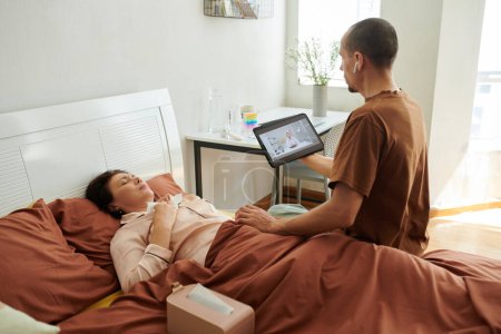 Ehemann spricht mit Online-Arzt und bittet um Behandlung seiner kranken Frau