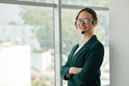 Téléchargez les photos : Portrait d'une femme d'affaires souriante et confiante portant un casque mains libres lorsqu'elle appelle un collègue - en image libre de droit
