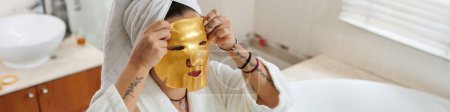 Téléchargez les photos : Bannière Web avec femme appliquant un masque de feuille hydratante sur son visage - en image libre de droit