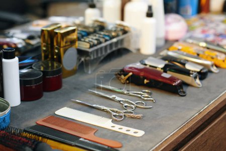 Foto de Varias herramientas en la mesa del trabajador de la barbería - Imagen libre de derechos