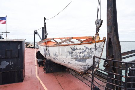 Téléchargez les photos : Cleveland, Ohio/USA - September 29th 2022: A faded lifeboat aboard the William g mathers. It is there to rescue the crew in case of an emergency and the ship sinks or runs into other problems. The faded paint is peeling. - en image libre de droit