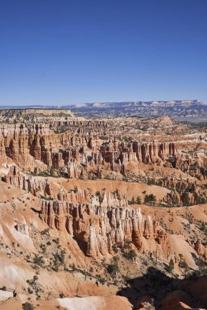 Téléchargez les photos : A vast number of stone hoodos rise out of the bryce canyon landscape. They have a variety of coloring, ranging from orange to white. - en image libre de droit