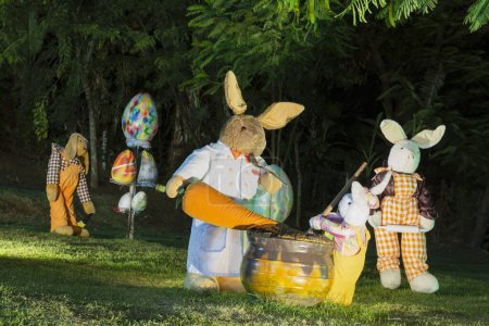 Foto de Decoración de Pascua en el pequeño pueblo de Colinas en el valle de Taquari en Rio Grande do Sul Brasil. - Imagen libre de derechos