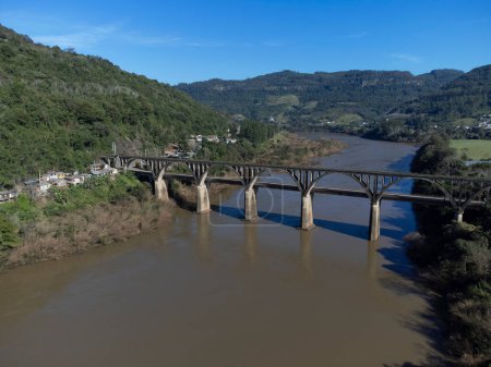 Foto de Ferrocarril del trigo sobre el río Taquari en la ciudad de Mucum en el valle de Taquari en Río Grande do Sul. - Imagen libre de derechos
