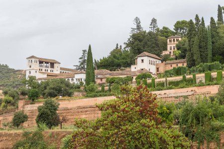 Téléchargez les photos : Alhambra Grenade Espagne - 09 14 2021 : Vue sur le Generalife Gardens et les bâtiments du complexe intérieur complet, Garden Water Channel ou Patio de la Acequia, sur la citadelle de l'Alhambra, Grenade, Espagne - en image libre de droit