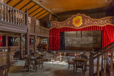 Téléchargez les photos : Almeria Espagne - 09 15 2021 : Vue de l'intérieur du bar à saloon occidental classique, avec scène typique pour les spectacles de boîtes de conserve, décor occidental sur Oasys - Mini Hollywood, désert d'Almeria Taberna, Espagne - en image libre de droit