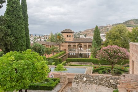Téléchargez les photos : Alhambra Grenade Espagne - 09 14 2021 : Vue au Palais Partal ou Palacio del Partal, une structure palatiale autour des jardins et du lac d'eau à l'intérieur du complexe de forteresse de l'Alhambra situé à Grenade, Espagne - en image libre de droit