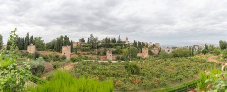 Téléchargez les photos : Alhambra Grenade Espagne - 09 14 2021 : Vue panoramique sur la citadelle de l'Alhambra, l'alcazaba, Charles V et les palais et forteresses nasrides, vue depuis les jardins du Generalife, Grenade, Andalousie, Espagne - en image libre de droit