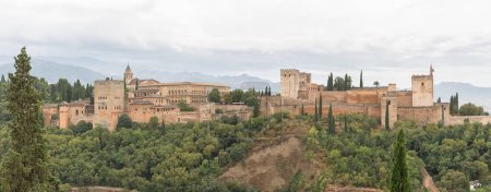 Téléchargez les photos : Alhambra Grenade Espagne - 09 14 2021 : Plein air panoramique à la citadelle de l'Alhambra, vue Point de vue San Nicolas, un palais et complexe de forteresse situé à Grenade, Andalousie, Espagne - en image libre de droit