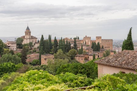 Téléchargez les photos : Alhambra Grenade Espagne - 09 14 2021 : Vue extérieure de la citadelle de l'Alhambra, de l'alcazaba, des palais et du complexe de forteresse Charles V et nasrides, vue depuis les jardins du Generalife, Grenade, Andalousie, Espagne - en image libre de droit