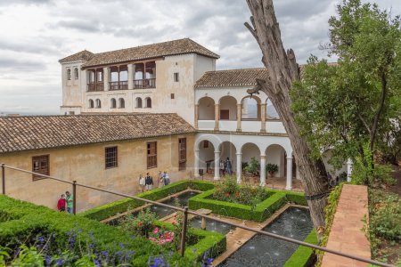 Téléchargez les photos : Alhambra Grenade Espagne - 09 14 2021 : Vue extérieure au Garden Water Channel, ou Patio de la Acequia, sur Generalife Gardens, à l'intérieur de la citadelle de l'Alhambra, alcazaba, Grenade, Andalousie, Espagne - en image libre de droit