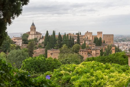 Téléchargez les photos : Alhambra Grenade Espagne - 09 14 2021 : Vue extérieure de la citadelle de l'Alhambra, de l'alcazaba, des palais et du complexe de forteresse Charles V et nasrides, vue depuis les jardins du Generalife, Grenade, Andalousie, Espagne - en image libre de droit